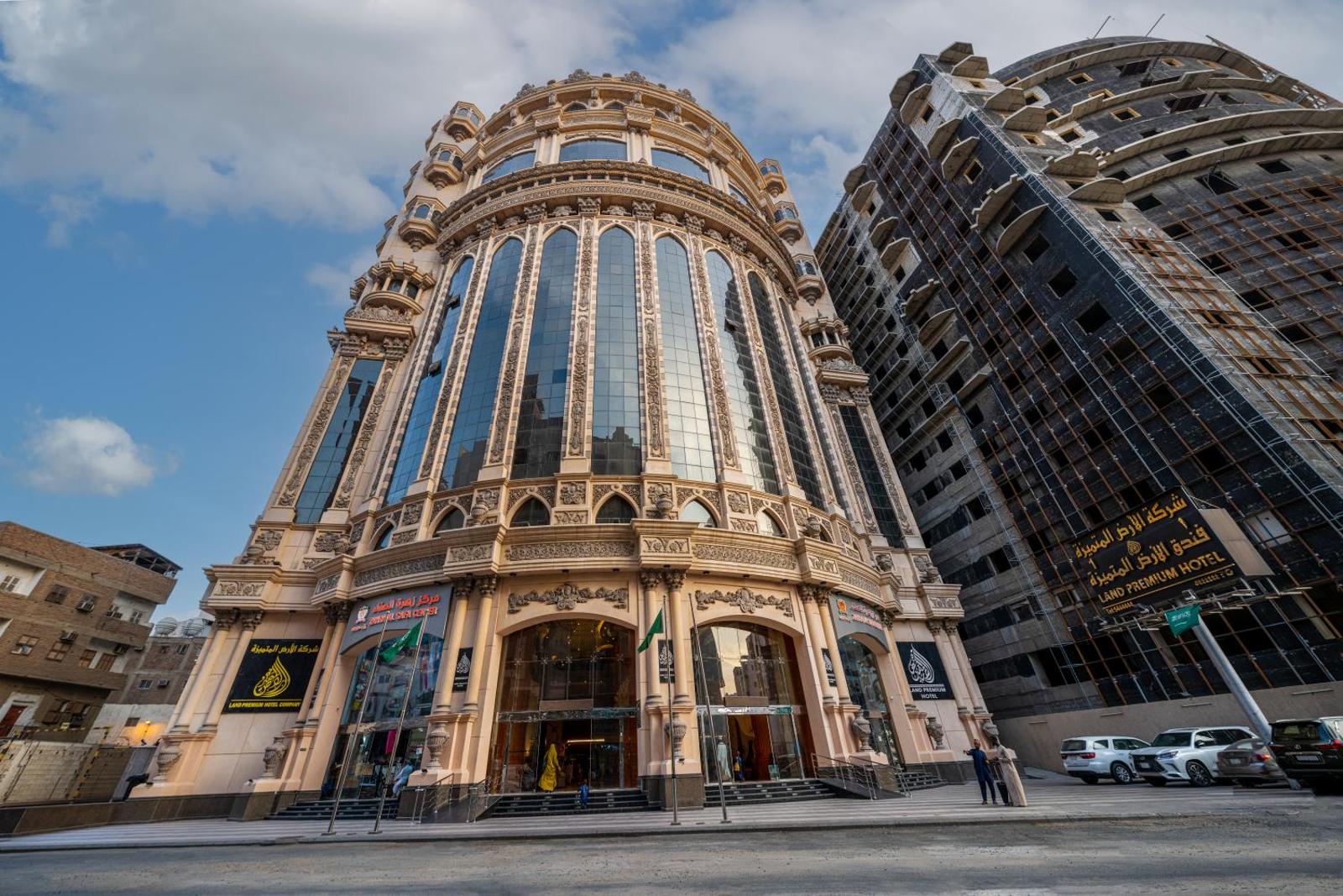 1 Land Premium Hotel